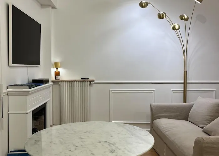 Premium Quiet Elegant Panoramic Elevator Apartment