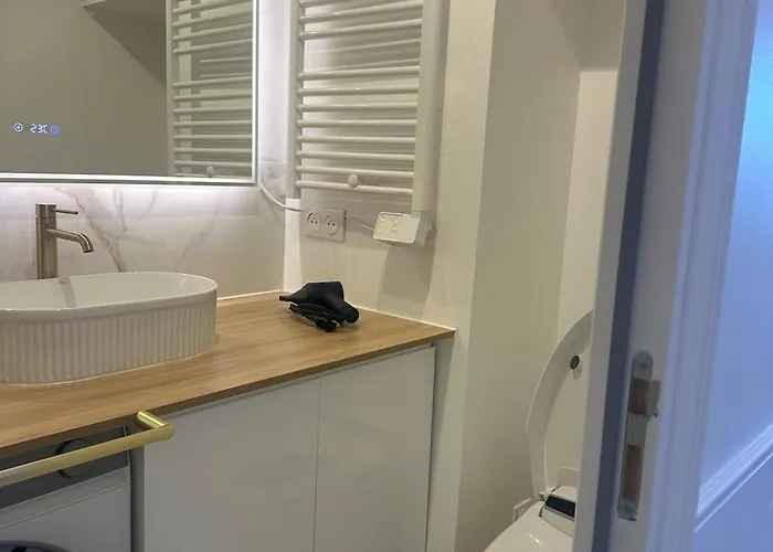 Premium Quiet Elegant Panoramic Elevator Apartment Paris