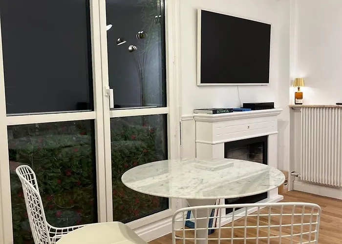 Premium Quiet Elegant Panoramic Elevator Apartment Paris